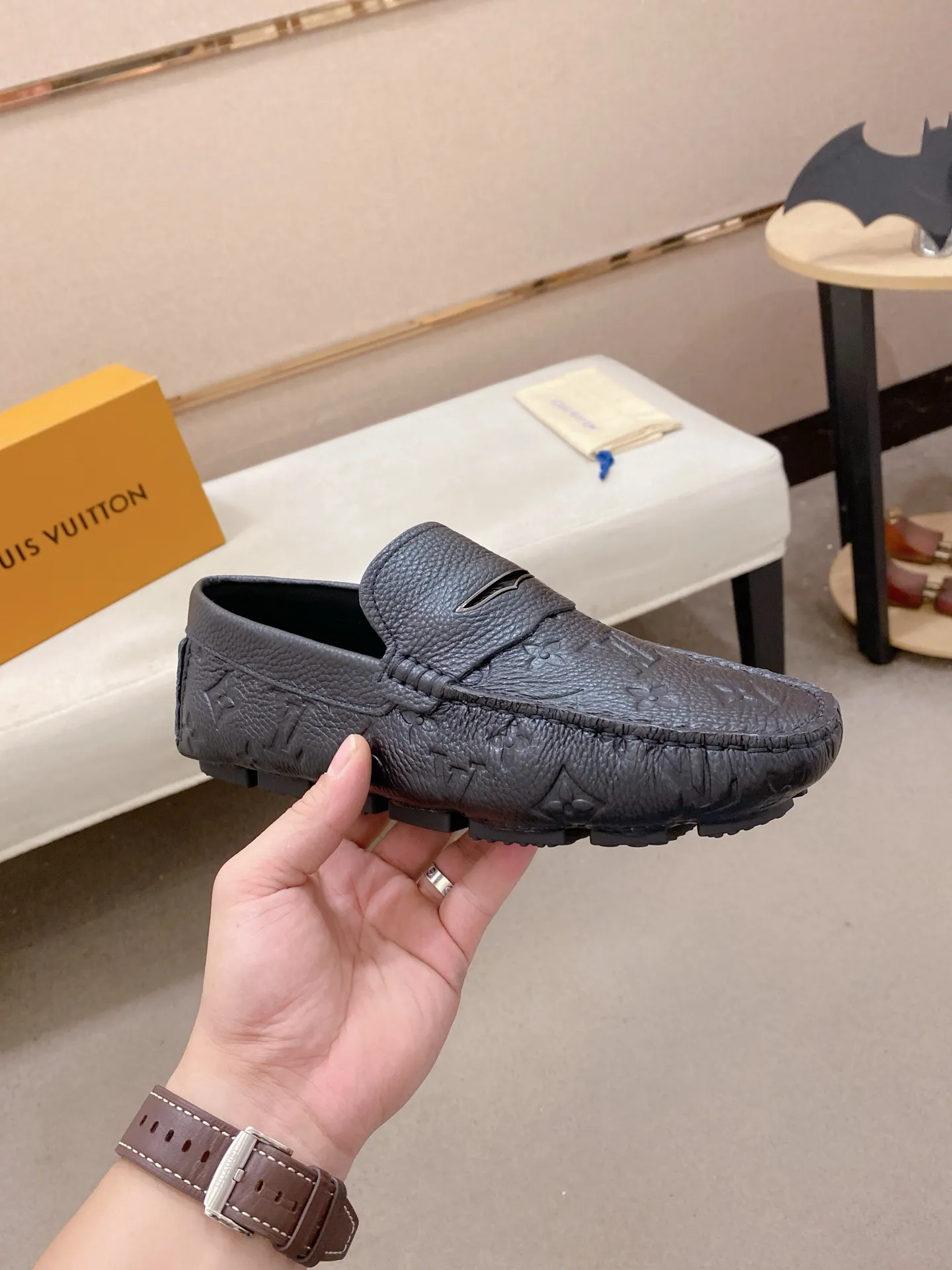 Factory price: 500💰High-end quality! LV 🆕🆕Exclusive hot-selling products in stock🔥🔥New products on the shelves, high-quality Ferragamo men's pea shoes, high-end casual driving shoes, with complete packaging! 💪 💪 Material: imported pebbled cowhide 🐂 + imported high-quality buffalo leather lining + wear-resistant outsole 👍🏻👍🏻 Features: high-end and comfortable, purely handmade 🚀 🚀 Create the perfect shoe that suits you best 🔥 🔥 Size: (38-44) 45 standard size can be customized!